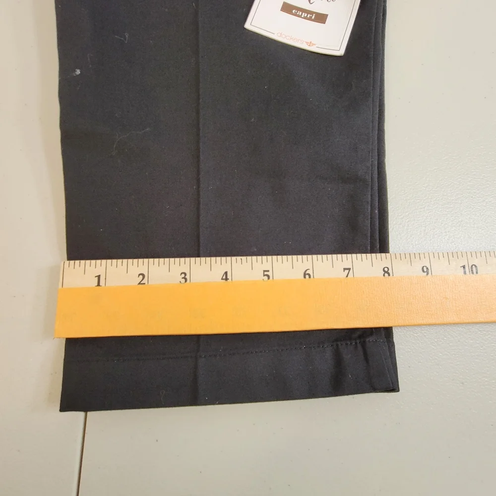 Dockers Womens Capri Pants Size 12 Denim look Truly Slimming Slim Fit